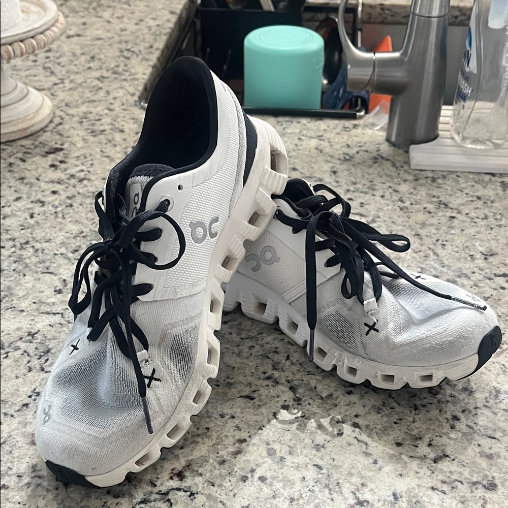 iCloud Womens x3 training shoe white and Black Athletic Shoes size 7